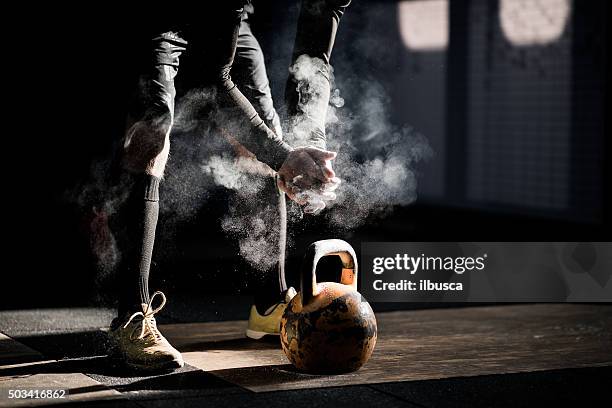 gym fitness workout: man ready to exercise with kettle bell - athletics stockfoto's en -beelden