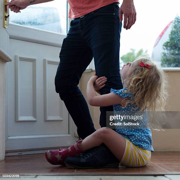 don't go dad! - ignore stockfoto's en -beelden