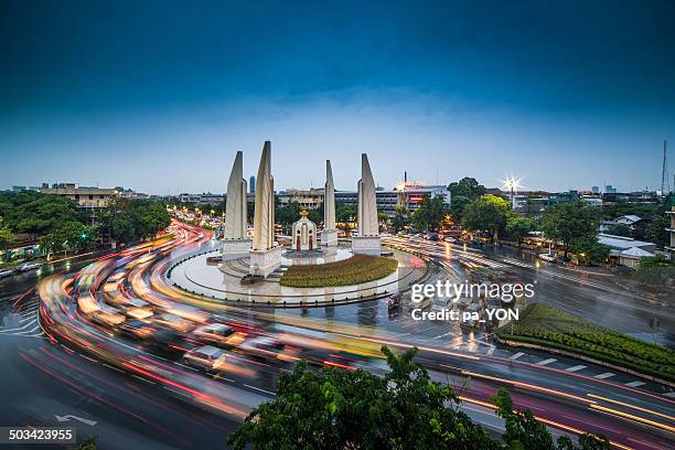 traffic around democracy monument - democracy monument stock pictures, royalty-free photos & images