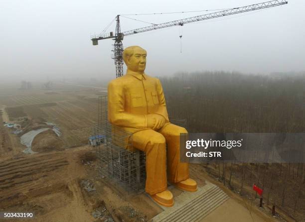 This photo taken on January 4, 2016 shows a huge statue of Chairman Mao Zedong under construction in Tongxu county in Kaifeng, central China's Henan...