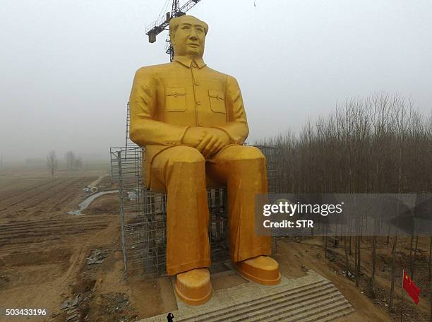 This photo taken on January 4, 2016 shows a huge statue of Chairman Mao Zedong under construction in Tongxu county in Kaifeng, central China's Henan...