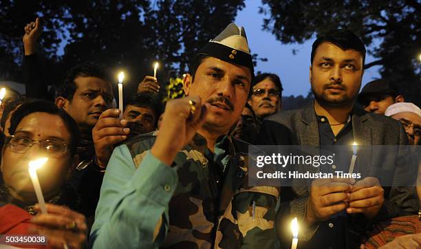 Ex-NSG commando and a MLA from Delhi Cantt Surinder Singh along with AAP workers lights candles to pay tribute to martyrs of Pathankot Air Base...