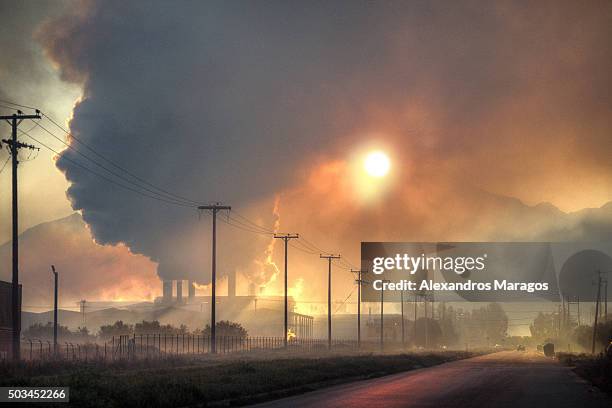 industrial sunrise - klimaatverandering stockfoto's en -beelden