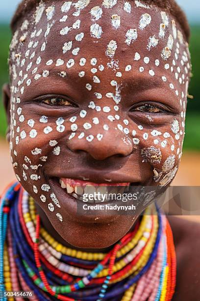 portrait of young girl from karo tribe, ethiopia, africa - karokultur bildbanksfoton och bilder
