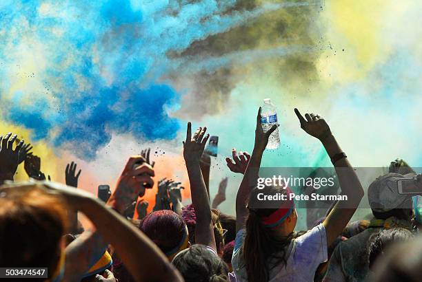 color run participants celebrating. - color run foto e immagini stock