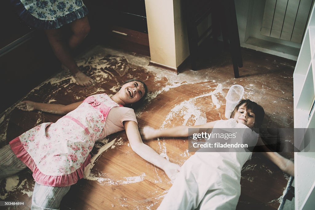 Due bambini sdraiato su un piano in cucina