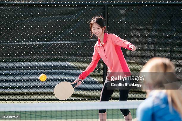 pickleball spieler - japanese tennis stock-fotos und bilder