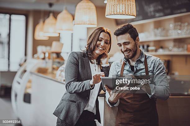 comprobación nuevo menú - sala de té fotografías e imágenes de stock