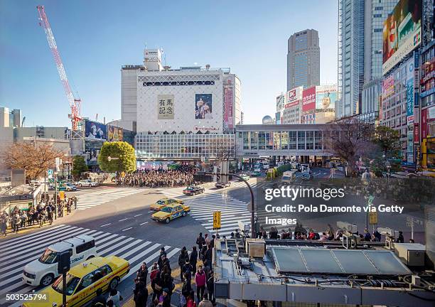 japan, tokyo, pedestrians waiting on shibuya crossing, elevated view - shibuya crossing stock pictures, royalty-free photos & images