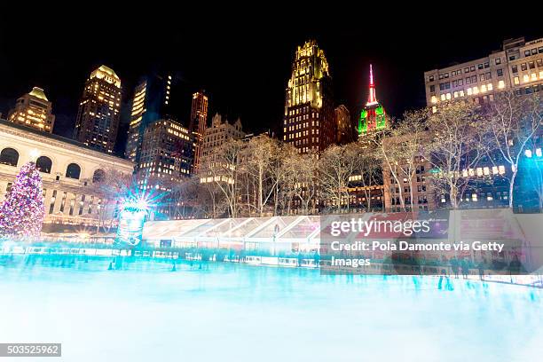 new york city skating rink at night illuminated for christmas - bryant park foto e immagini stock