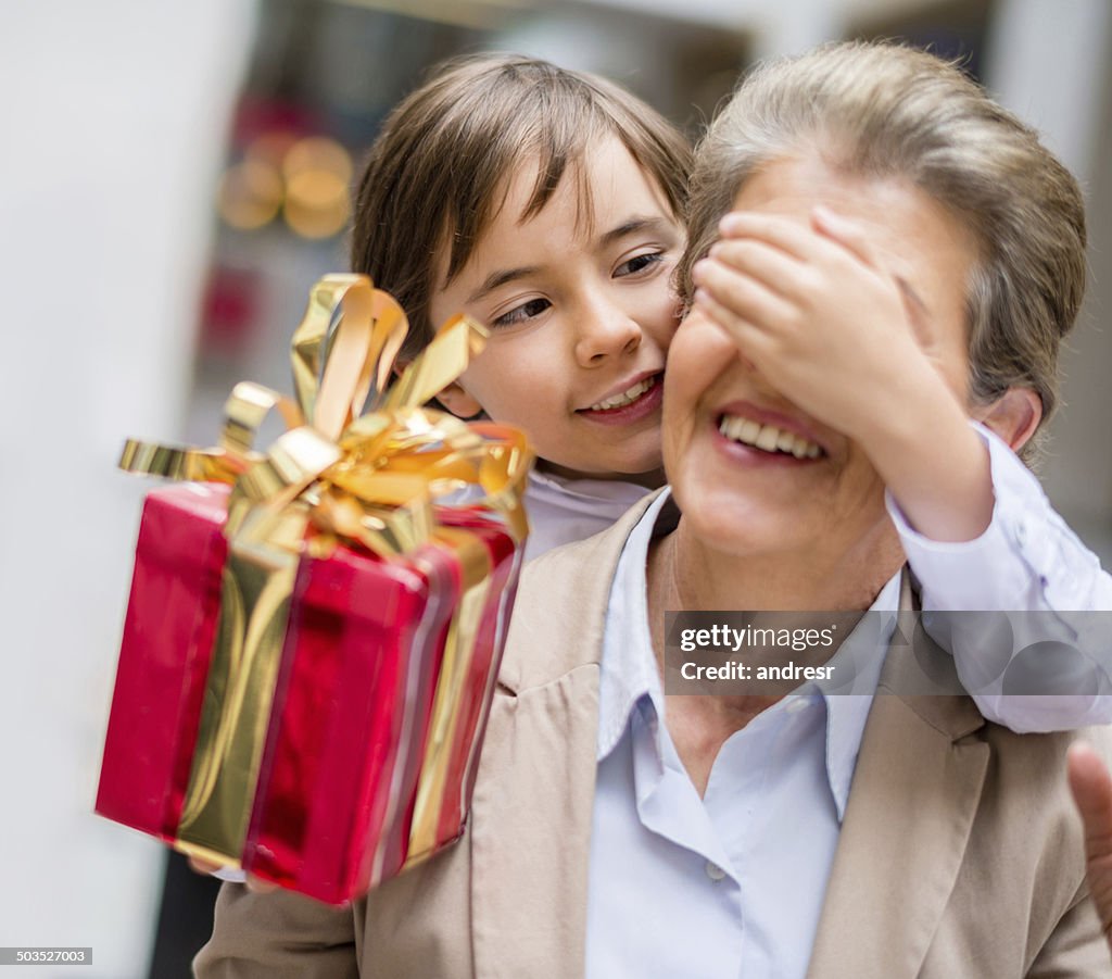 Boy que presente a grandma