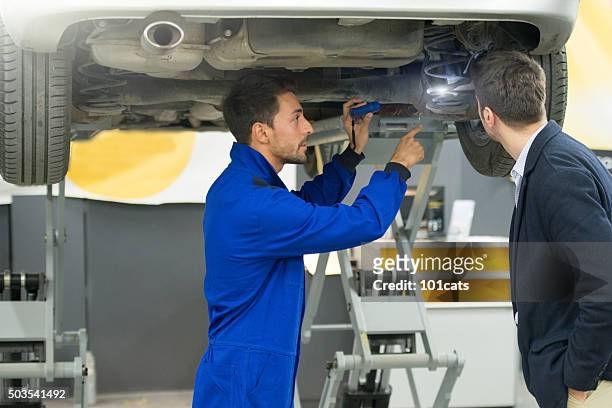 detailed vehicle assessment - auto repair shop stockfoto's en -beelden