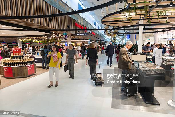 duty free section of sydney airport - airport shopping stockfoto's en -beelden