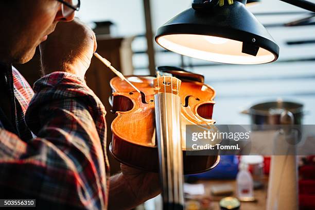 violin maker repairing on instrument - instrumentenmaker stockfoto's en -beelden