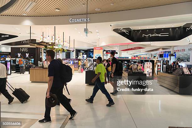 boutiques duty-free de l'aéroport kingsford smith - aéroport kingsford smith photos et images de collection