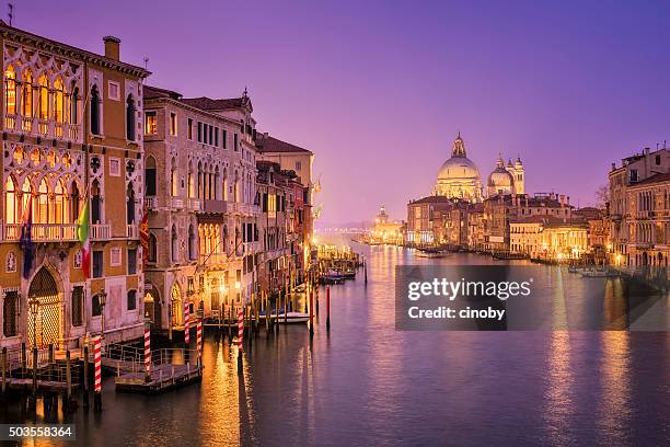 canale grande und santa maria della salute in venedig - canale grande venedig stock-fotos und bilder