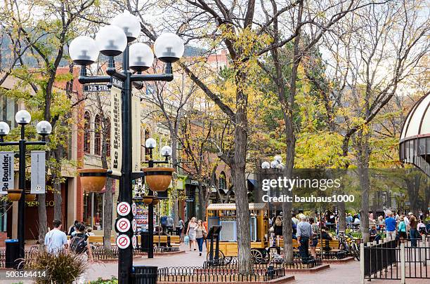 pearl street mall in downtown boulder, colorado - boulder co stockfoto's en -beelden