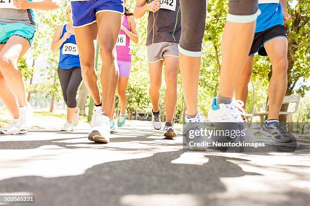 niedrige abschnitt des marathon-läufer konkurrieren im park - 5000 meter stock-fotos und bilder