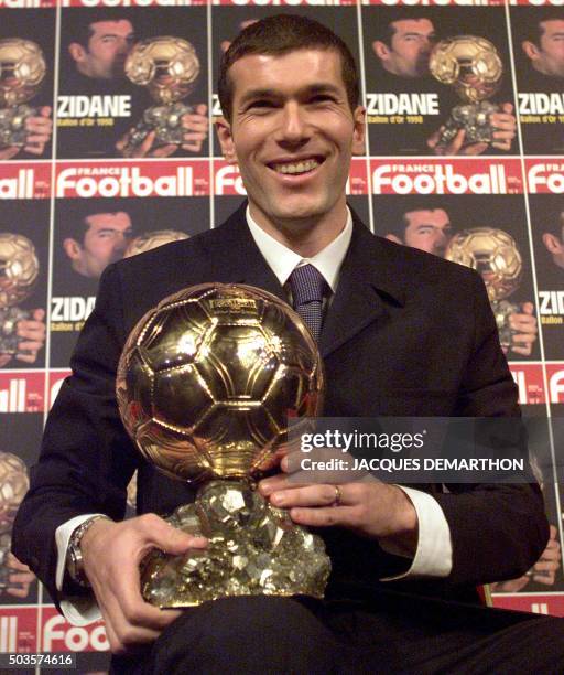 Le footballeur français Zinedine Zidane pose avec le trophée du "Ballon d'or" qu'il vient de recevoir le 21 décembre dans les locaux de France...