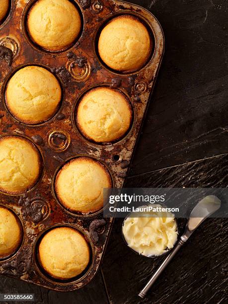 pain de maïs muffins sur plaque tin - margarine photos et images de collection