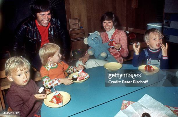 "Mary Roos, Ehemann Pierre Scardin und Kinder, Kindergarten-Besuch am auf Insel Helgoland, Deutschland. "