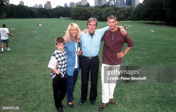 "Lena Valaitis, Ehemann Horst Jüssen, Sohn Marco Wiedmann und Sohn Don-David Jüssen, Familien-Urlaub am im Central Park in Manhattan, New York, USA. "