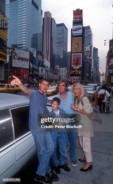 "Lena Valaitis, Ehemann Horst Jüssen, Sohn Marco Wiedmann und Sohn Don-David Jüssen, Familien-Urlaub am am Times Square in Manhattan, New York, USA. "