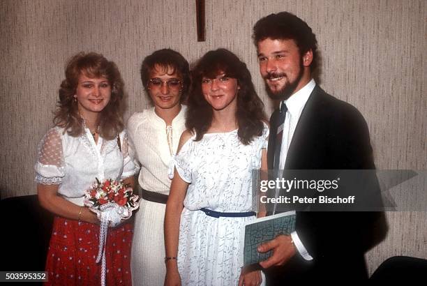 "Nicole, Elke Hohloch , Ehemann Winfried Seibert, Cornelia Seibert , Standesamtliche Hochzeit am im Rathaus von Nohfelden / Saarland, Deutschland. "