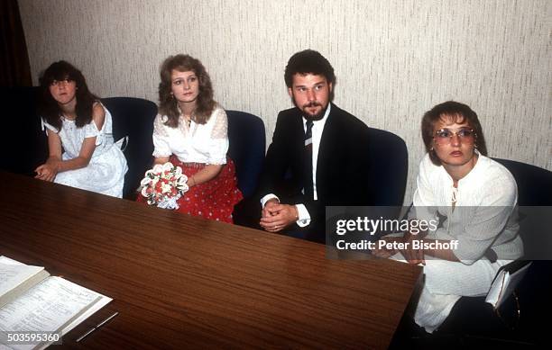 "Cornelia Seibert , Nicole, Ehemann Winfried Seibert, Elke Hohloch , Standesamtliche Hochzeit am im Rathaus von Nohfelden / Saarland, Deutschland. "