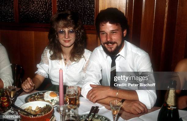 "Nicole, Ehemann Winfried Seibert, Feier nach standesamtlicher Hochzeit am in Nohfelden / Saarland, Deutschland. "