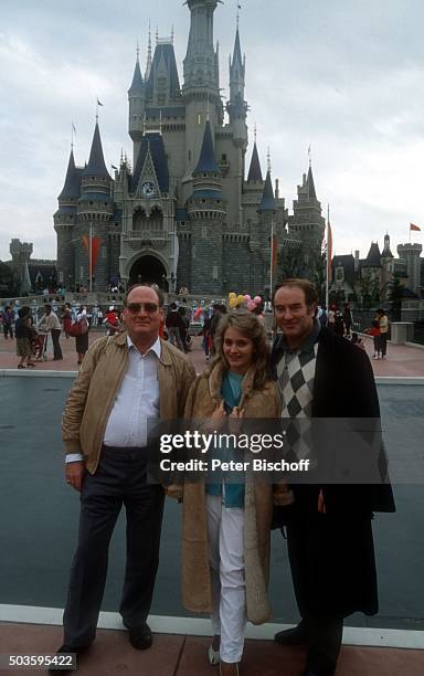 "Siegfried Hohloch, Tochter Nicole, Robert Jung, privat am Rande vom ""Internationalen Liederfestival"" am im ""Disneyland"" in Tokio, Japan. "