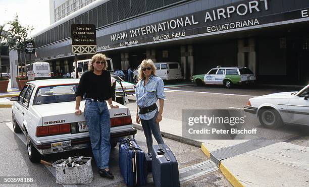 "Bernhard Brink, Ehefrau Ute Brink, Florida-Urlaub am auf dem Flughafen in Miami, USA. "