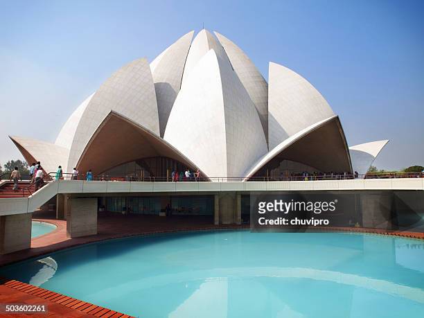 people visit the lotus temple in new delhi, india - lotus temple new delhi stock pictures, royalty-free photos & images