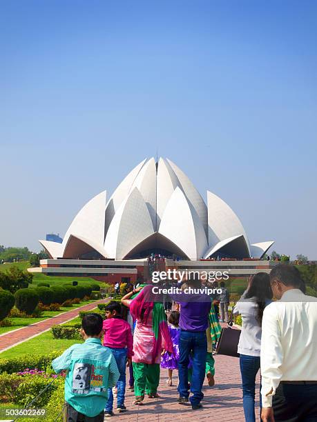 people visit the lotus temple in new delhi, india - bahai stockfoto's en -beelden