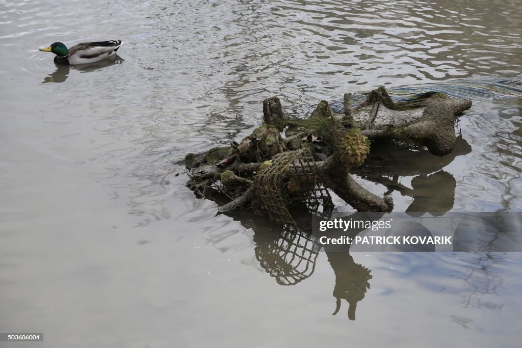 FRANCE-WATERWAYS-CANAL-MAINTENANCE