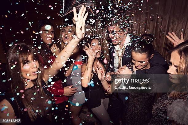 está a gostar da sua saída à noite - festa imagens e fotografias de stock