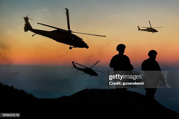 midnight military mission - military helicopter mission stock pictures, royalty-free photos & images