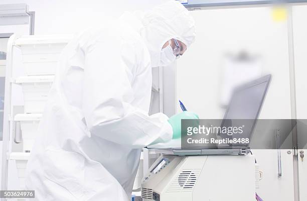 pharmaceutical formulation scientist - cleanroom stock pictures, royalty-free photos & images