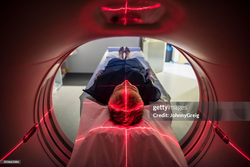 Paziente di mentire all'interno di uno scanner medico in ospedale