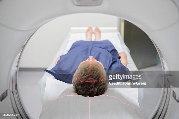 patienten erhalten eine cat-scan in hospital - pet tomograph stock-fotos und bilder