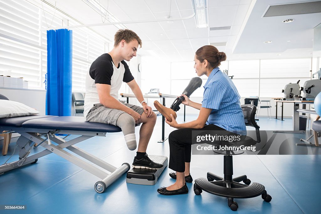 Hombre tener pierna ortopédica instalado por physiotherapist