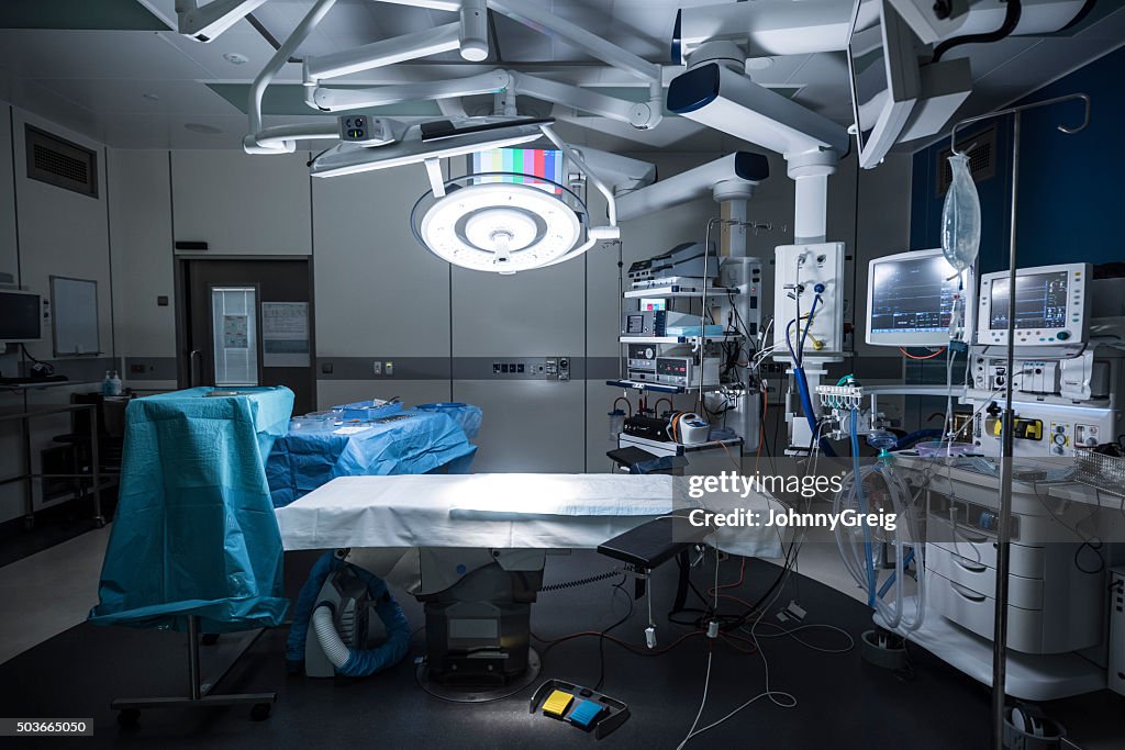 Teatro de funcionamiento con vacío y equipos médicos