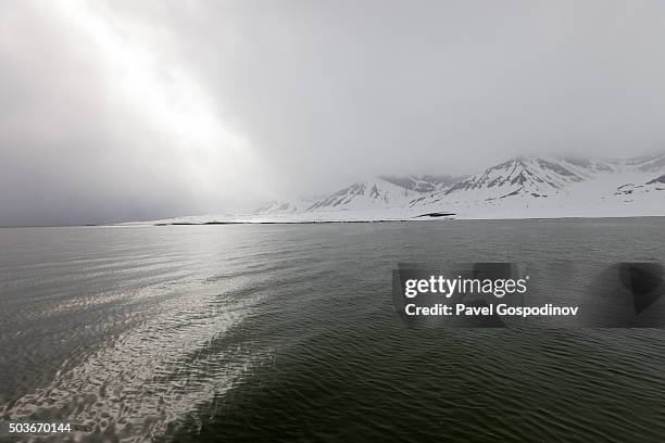 Arctic Bay In A Foggy Weather Longyearbyen Spitsbergen Svalbard, Foto de stock