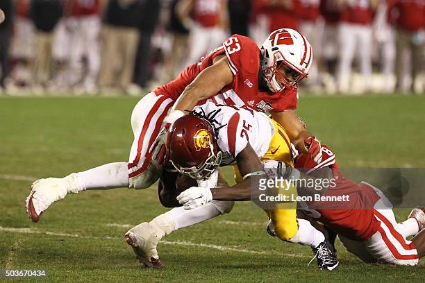 Edwards and Sojourn Shelton of the Wisconsin Badgers tackles Ronald Jones II of USC Trojans in a Wisconsin 23-21 win during the National University...