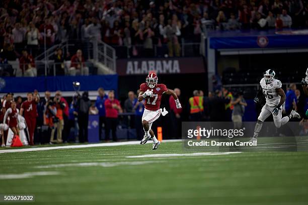 Cotton Bowl: Alabama Kenyan Drake in action, rushing vs Michigan State during College Football Playoff Semifinal at AT&T Stadium. Arlington, TX...