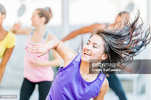 dancing happily in fitness class - zumba fitness stockfoto's en -beelden