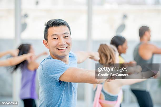 tanzen zusammen in zumba - asian exercise stock-fotos und bilder