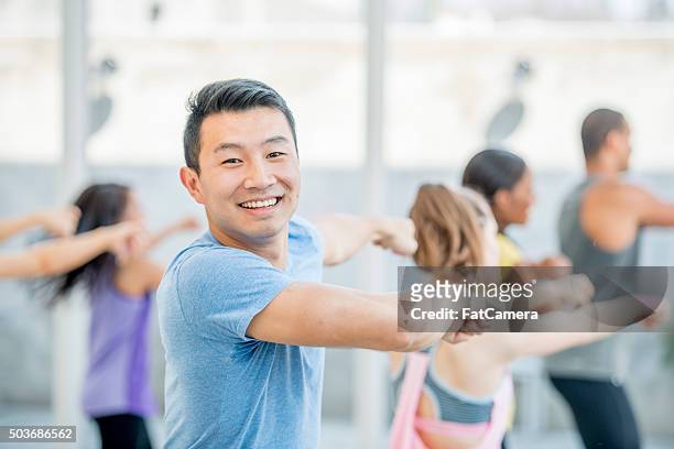 dancing together in zumba - fitness man gym stockfoto's en -beelden