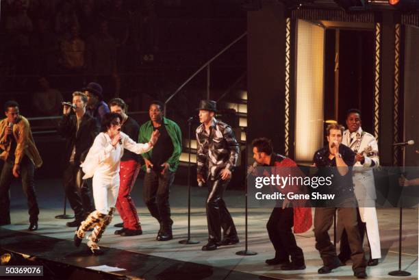 Nsync Mj 2,513 Nsync 2001 Photos & High Res Pictures - Getty Images