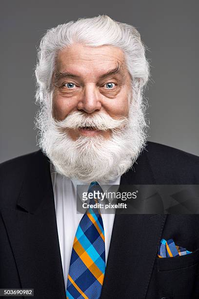 ritratto di uomo anziano con barba e baffi sorridente bianca - moustache foto e immagini stock